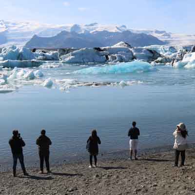 J&ouml;kuls&aacute;rl&oacute;n Besucher vor dem Treibeis